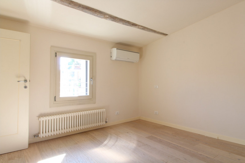 TERRACIELO INDIPENDENTE CON CORTE PRIVATA E POSTO AUTO - RISTRUTTURATO RECENTEMENTE

OTTIMO SIA P...