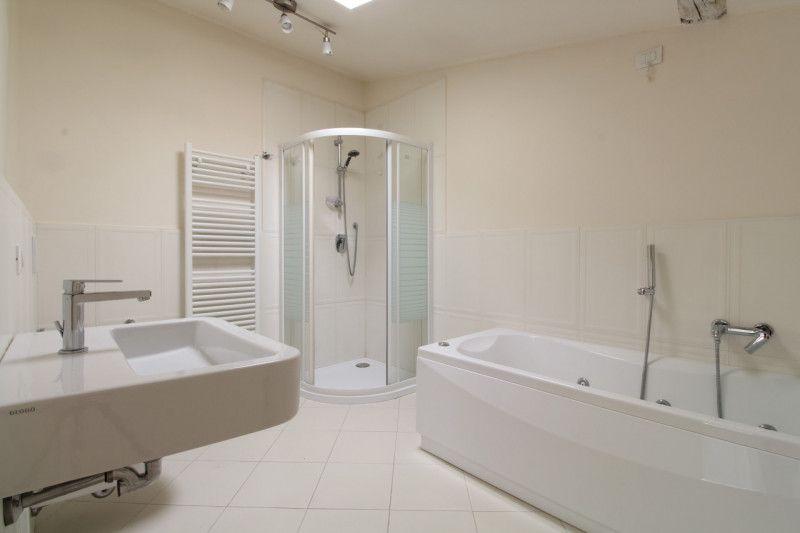 TERRACIELO INDIPENDENTE CON CORTE PRIVATA E POSTO AUTO - RISTRUTTURATO RECENTEMENTE

OTTIMO SIA P...