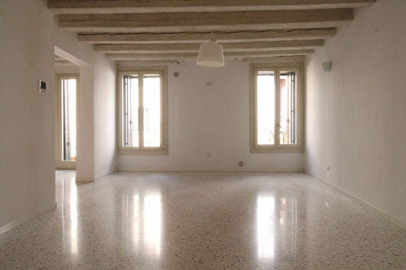 UBICAZIONE E CONTESTO

Nel cuore del centro storico di Vicenza, a pochissimi metri dalla Basilica...