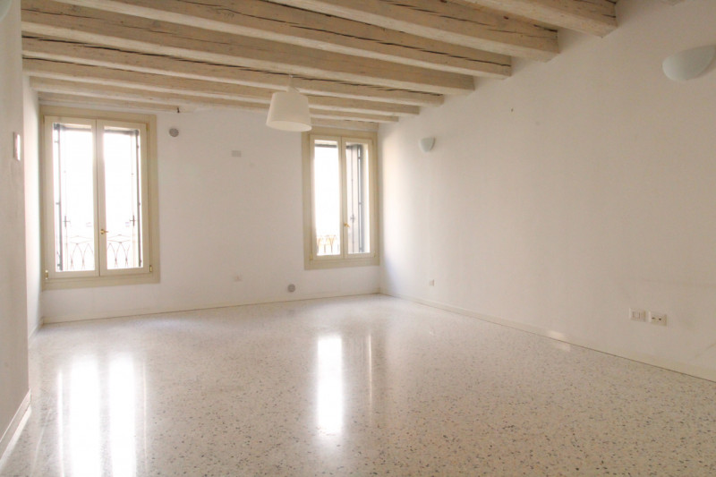 UBICAZIONE E CONTESTO

Nel cuore del centro storico di Vicenza, a pochissimi metri dalla Basilica...