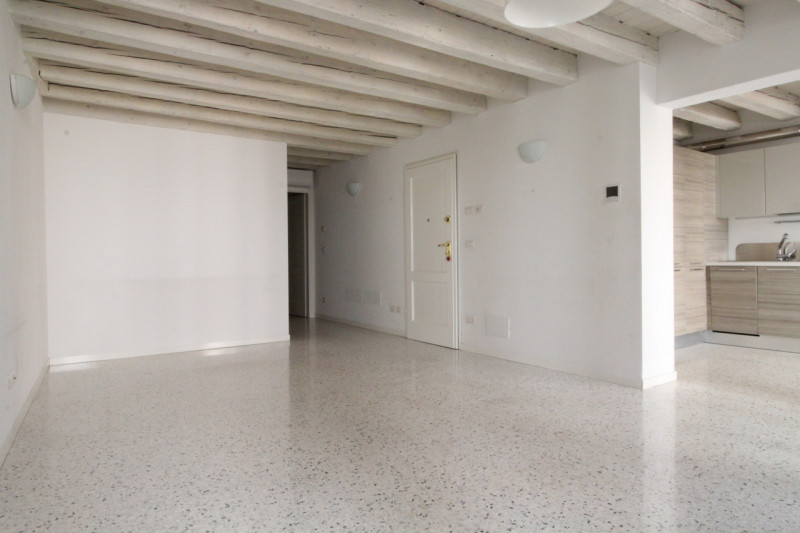 UBICAZIONE E CONTESTO

Nel cuore del centro storico di Vicenza, a pochissimi metri dalla Basilica...