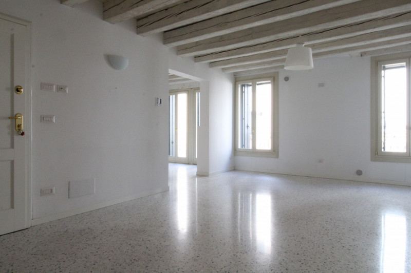 UBICAZIONE E CONTESTO

Nel cuore del centro storico di Vicenza, a pochissimi metri dalla Basilica...