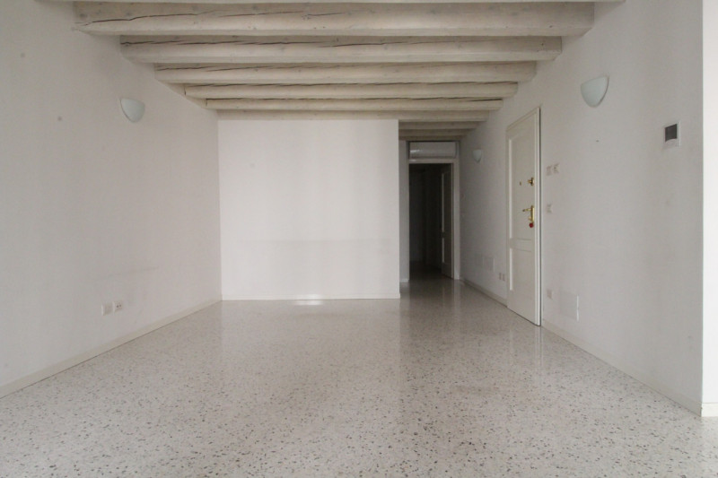 UBICAZIONE E CONTESTO

Nel cuore del centro storico di Vicenza, a pochissimi metri dalla Basilica...