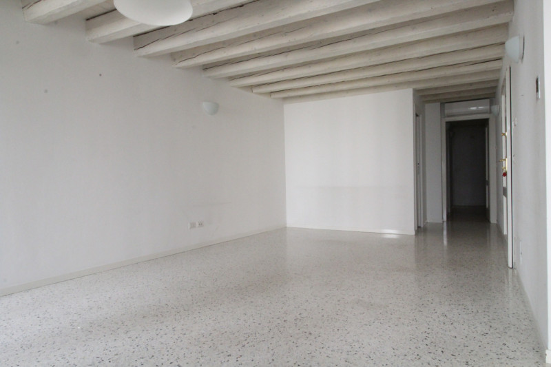 UBICAZIONE E CONTESTO

Nel cuore del centro storico di Vicenza, a pochissimi metri dalla Basilica...