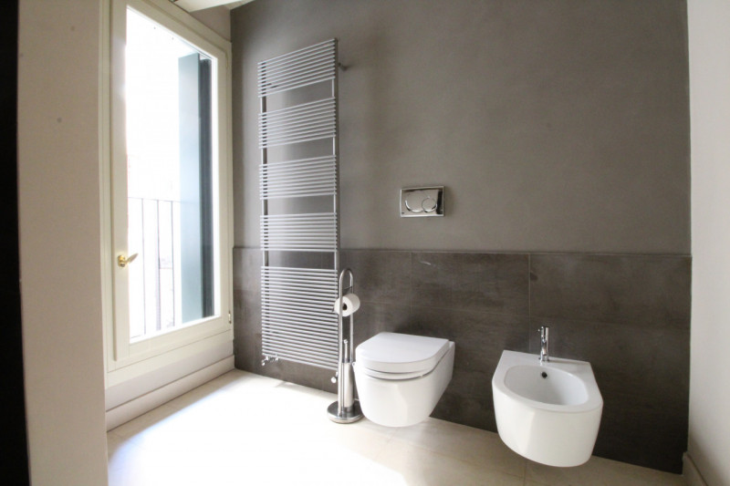 UBICAZIONE E CONTESTO

Nel cuore del centro storico di Vicenza, a pochissimi metri dalla Basilica...