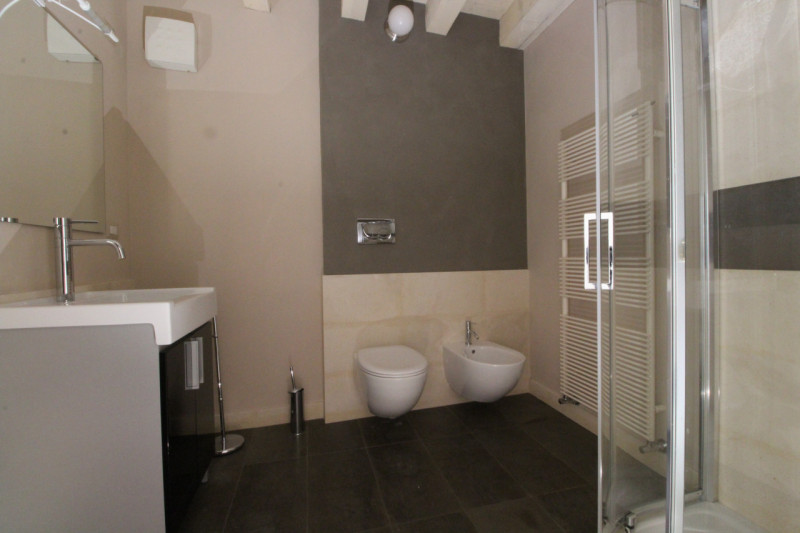 UBICAZIONE E CONTESTO

Nel cuore del centro storico di Vicenza, a pochissimi metri dalla Basilica...