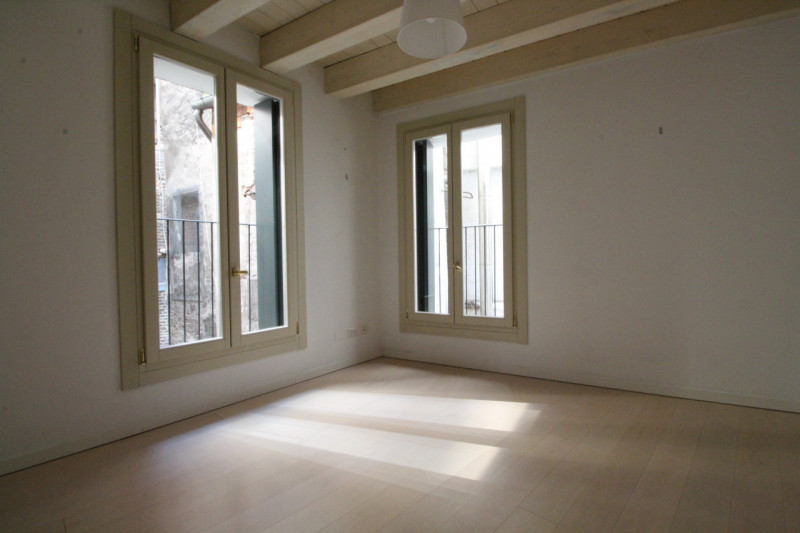 UBICAZIONE E CONTESTO

Nel cuore del centro storico di Vicenza, a pochissimi metri dalla Basilica...