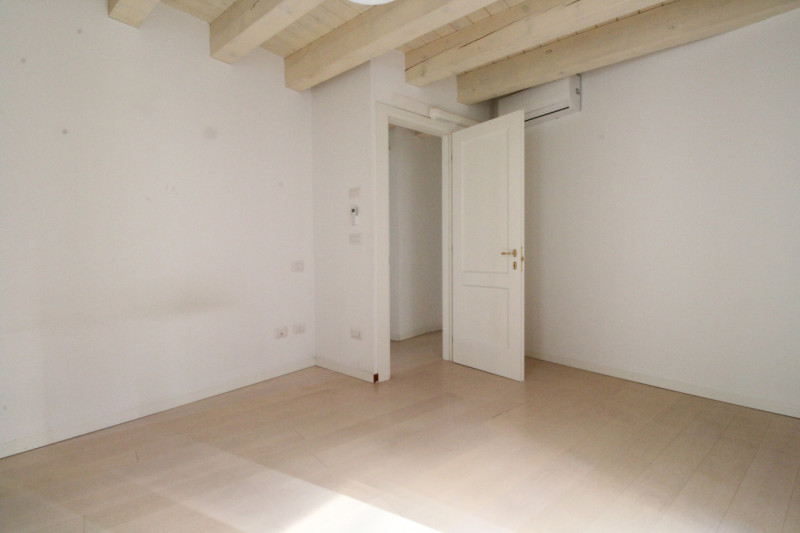 UBICAZIONE E CONTESTO

Nel cuore del centro storico di Vicenza, a pochissimi metri dalla Basilica...