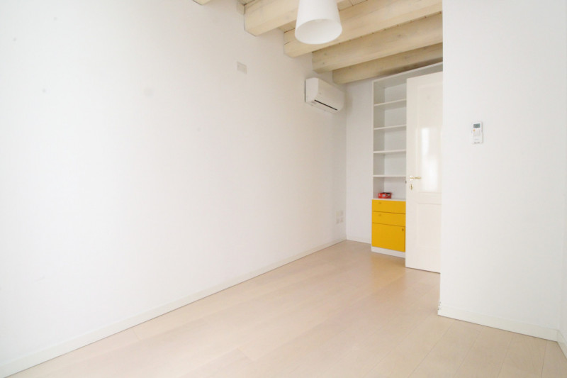 UBICAZIONE E CONTESTO

Nel cuore del centro storico di Vicenza, a pochissimi metri dalla Basilica...