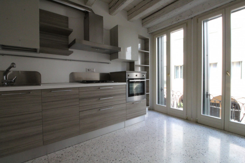 UBICAZIONE E CONTESTO

Nel cuore del centro storico di Vicenza, a pochissimi metri dalla Basilica...