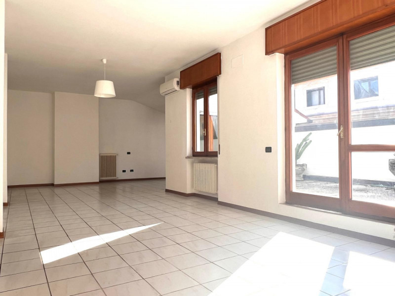 TRICAMERE CON TERRAZZA PANORAMICA DI 30MQ CON MAGNIFICA VISTA DUOMO

UBICAZIONE E CONTESTO

L'imm...