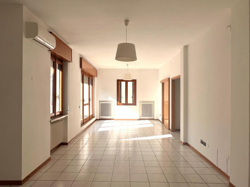 TRICAMERE CON TERRAZZA PANORAMICA DI 30MQ CON MAGNIFICA VISTA DUOMO

UBICAZIONE E CONTESTO

L'imm...