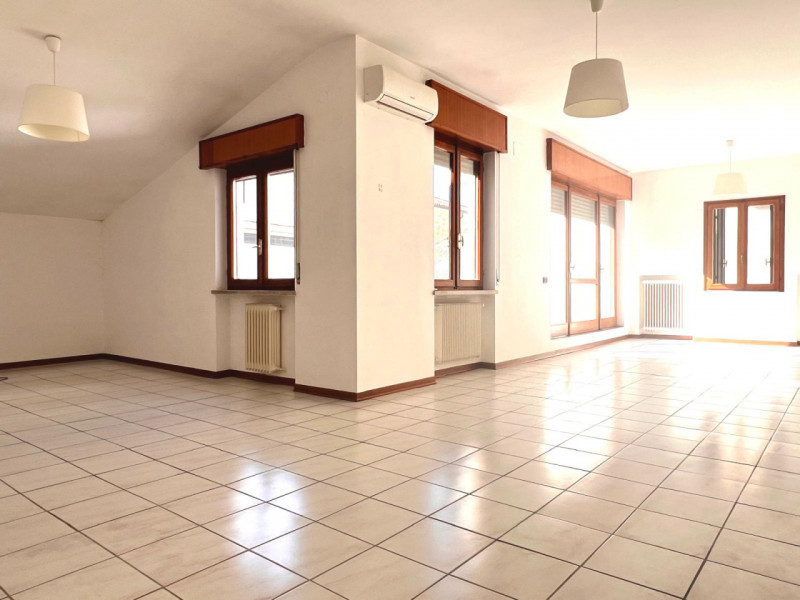 TRICAMERE CON TERRAZZA PANORAMICA DI 30MQ CON MAGNIFICA VISTA DUOMO

UBICAZIONE E CONTESTO

L'imm...