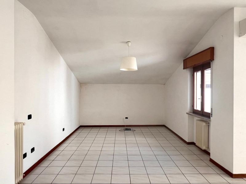 TRICAMERE CON TERRAZZA PANORAMICA DI 30MQ CON MAGNIFICA VISTA DUOMO

UBICAZIONE E CONTESTO

L'imm...