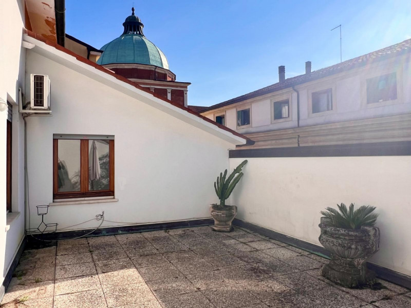 TRICAMERE CON TERRAZZA PANORAMICA DI 30MQ CON MAGNIFICA VISTA DUOMO

UBICAZIONE E CONTESTO

L'imm...