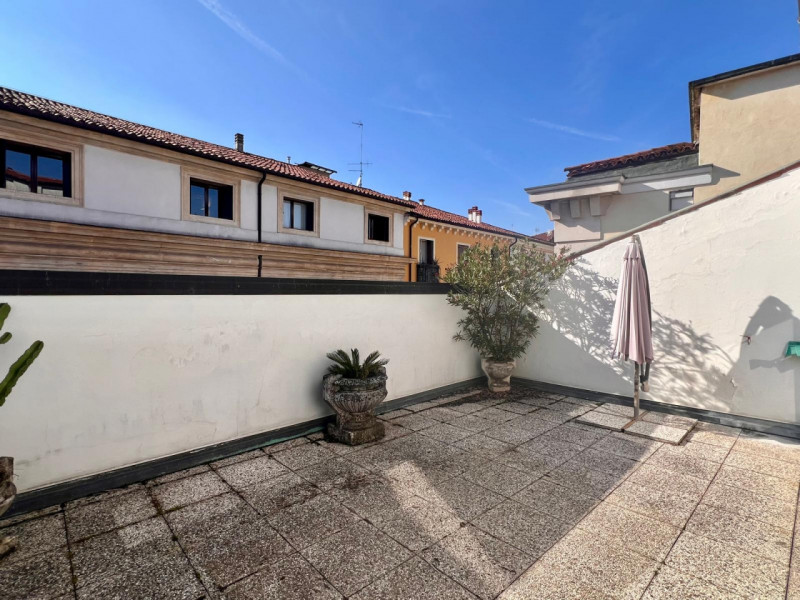 TRICAMERE CON TERRAZZA PANORAMICA DI 30MQ CON MAGNIFICA VISTA DUOMO

UBICAZIONE E CONTESTO

L'imm...