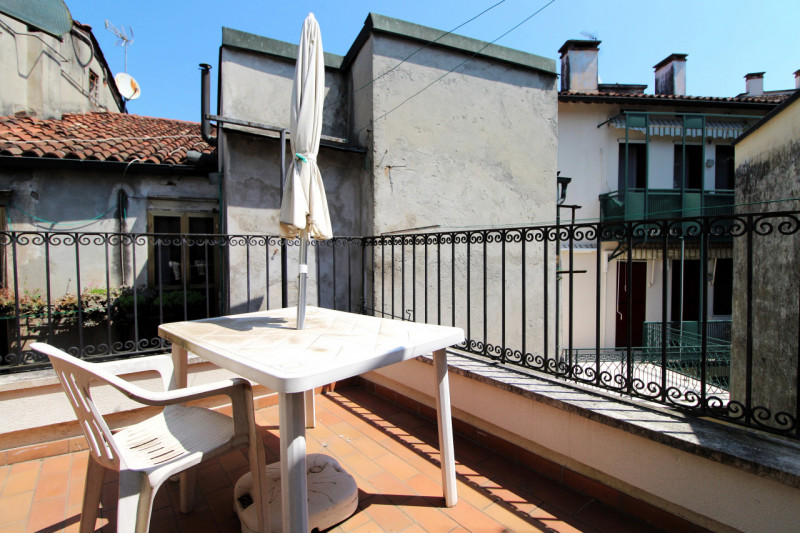 UBICAZIONE E CONTESTO

Nel cuore del centro storico di Vicenza, in una delle zone più ricercate e...