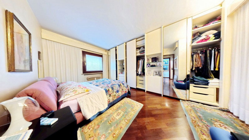 UBICAZIONE E CONTESTO

Nel cuore più autentico e prestigioso di Vicenza, affacciato direttamente ...