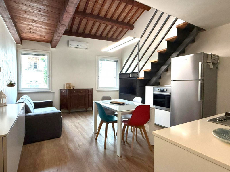 UBICAZIONE E CONTESTO

Nel cuore del centro storico di Vicenza, proponiamo in vendita un caratter...