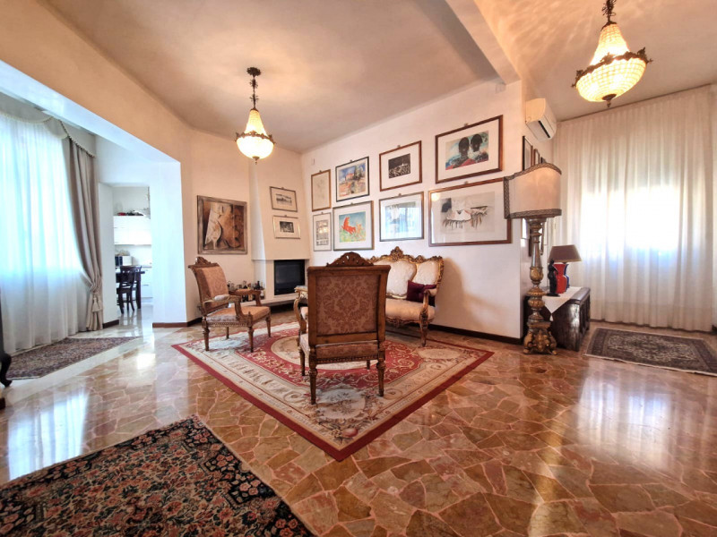 UBICAZIONE E CONTESTO

Nel cuore del centro storico di Vicenza, in una delle zone più ambite e co...