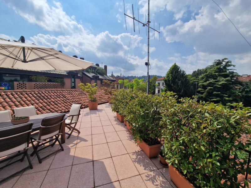 UBICAZIONE E CONTESTO

Nel cuore del centro storico di Vicenza, in una delle zone più ambite e co...