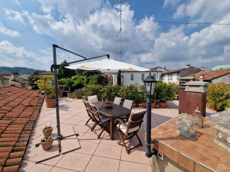 UBICAZIONE E CONTESTO

Nel cuore del centro storico di Vicenza, in una delle zone più ambite e co...