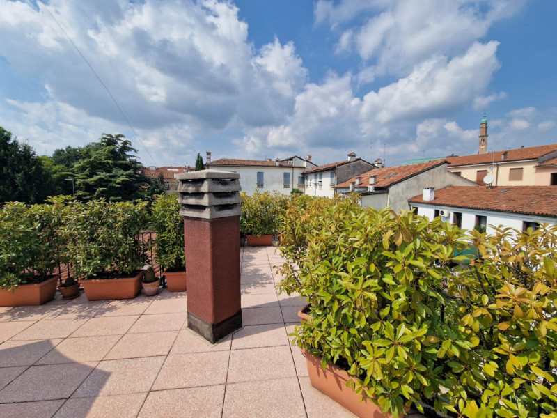 UBICAZIONE E CONTESTO

Nel cuore del centro storico di Vicenza, in una delle zone più ambite e co...