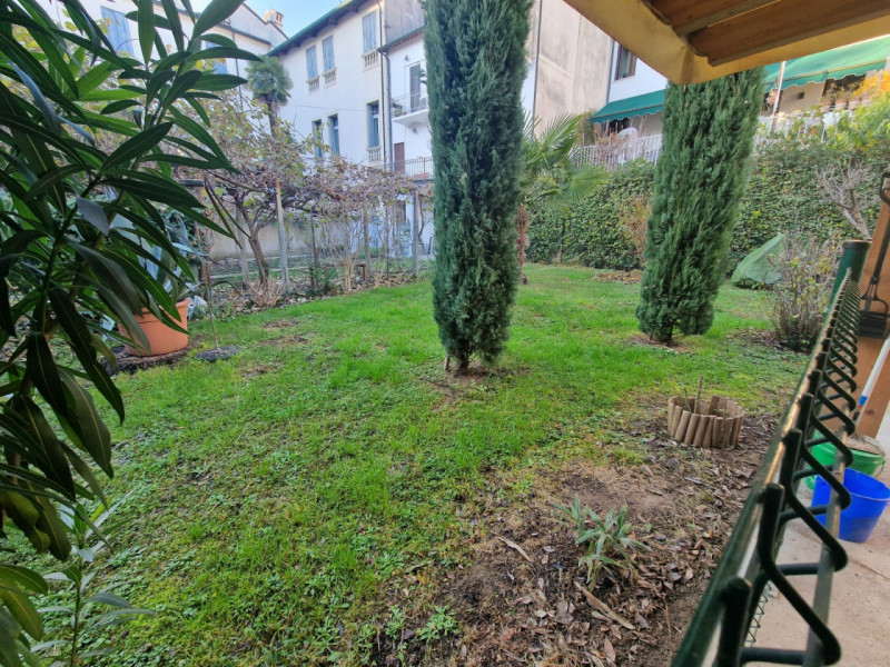 UBICAZIONE E CONTESTO

Nel cuore del centro storico di Vicenza, in una delle zone più ambite e co...