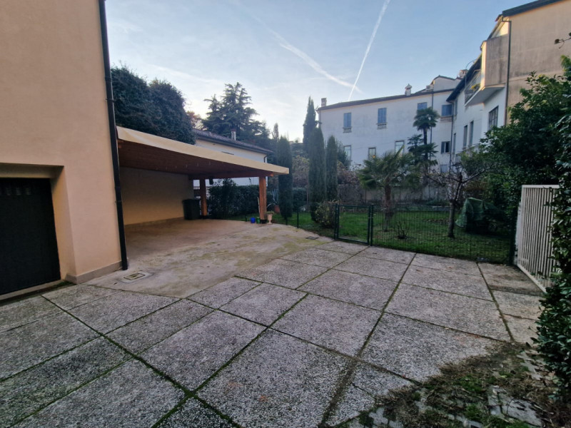 UBICAZIONE E CONTESTO

Nel cuore del centro storico di Vicenza, in una delle zone più ambite e co...