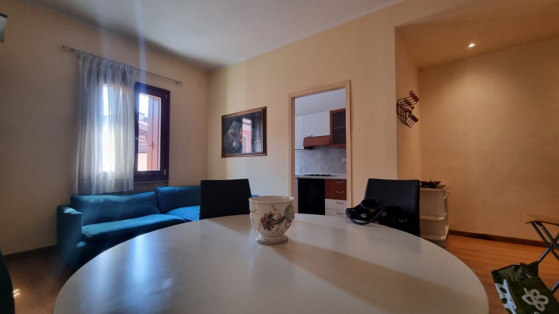 UBICAZIONE E CONTESTO

Nel cuore del centro storico di Vicenza, a pochi passi dalla prestigiosa B...