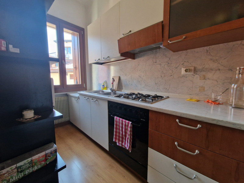 UBICAZIONE E CONTESTO

Nel cuore del centro storico di Vicenza, a pochi passi dalla prestigiosa B...