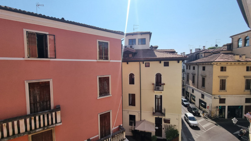 UBICAZIONE E CONTESTO

Nel cuore del centro storico di Vicenza, a pochi passi dalla prestigiosa B...