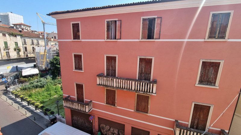 UBICAZIONE E CONTESTO

Nel cuore del centro storico di Vicenza, a pochi passi dalla prestigiosa B...