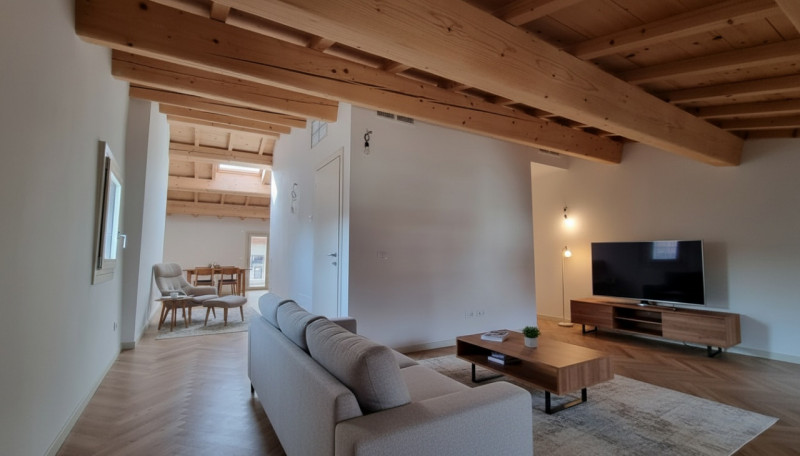 ATTICO CON TERRAZZA A TASCA - RISTRUTTURATO NEL 2024

UBICAZIONE E CONTESTO

Un'opportunità esclu...