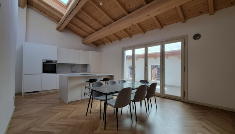 ATTICO CON TERRAZZA A TASCA - RISTRUTTURATO NEL 2024

UBICAZIONE E CONTESTO

Un'opportunità esclu...