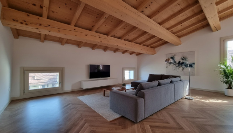 ATTICO CON TERRAZZA A TASCA - RISTRUTTURATO NEL 2024

UBICAZIONE E CONTESTO

Un'opportunità esclu...