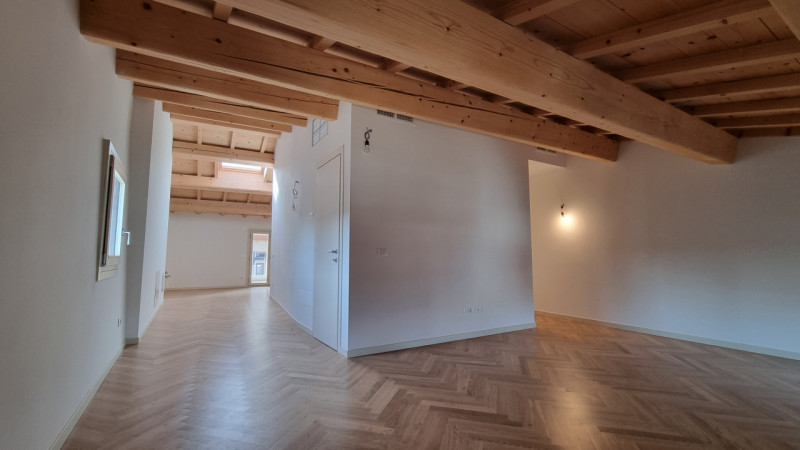 ATTICO CON TERRAZZA A TASCA - RISTRUTTURATO NEL 2024

UBICAZIONE E CONTESTO

Un'opportunità esclu...