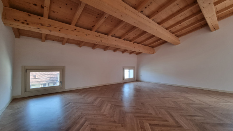 ATTICO CON TERRAZZA A TASCA - RISTRUTTURATO NEL 2024

UBICAZIONE E CONTESTO

Un'opportunità esclu...