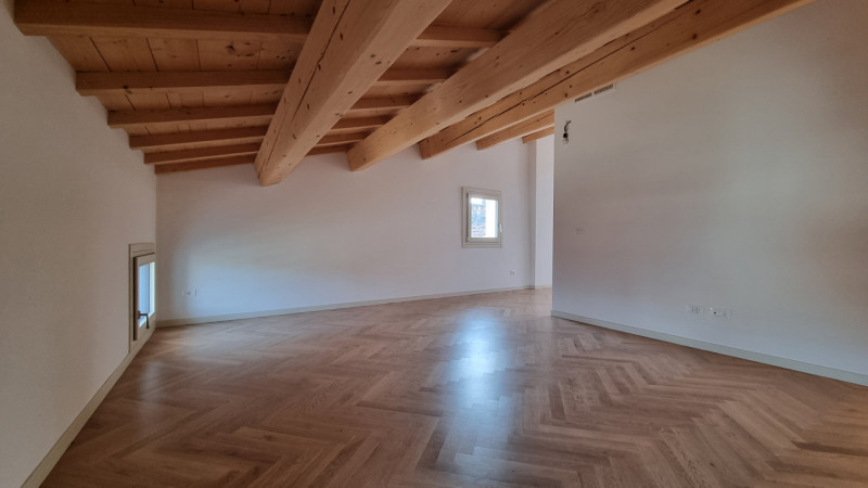 ATTICO CON TERRAZZA A TASCA - RISTRUTTURATO NEL 2024

UBICAZIONE E CONTESTO

Un'opportunità esclu...