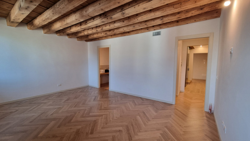 ATTICO CON TERRAZZA A TASCA - RISTRUTTURATO NEL 2024

UBICAZIONE E CONTESTO

Un'opportunità esclu...