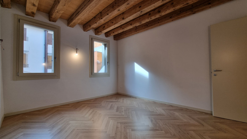 ATTICO CON TERRAZZA A TASCA - RISTRUTTURATO NEL 2024

UBICAZIONE E CONTESTO

Un'opportunità esclu...