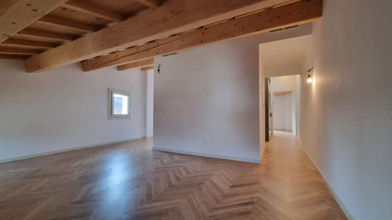 ATTICO CON TERRAZZA A TASCA - RISTRUTTURATO NEL 2024

UBICAZIONE E CONTESTO

Un'opportunità esclu...