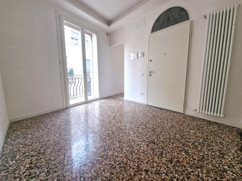 UBICAZIONE E CONTESTO

Nel cuore del centro storico di Vicenza, in Contrà San Pietro, a pochi pas...