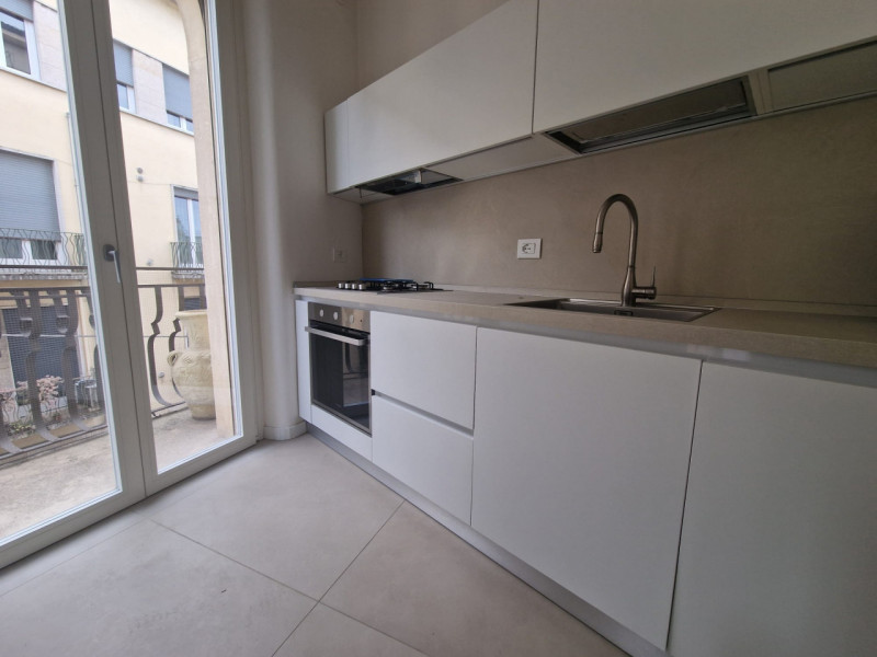 UBICAZIONE E CONTESTO

Nel cuore del centro storico di Vicenza, in Contrà San Pietro, a pochi pas...