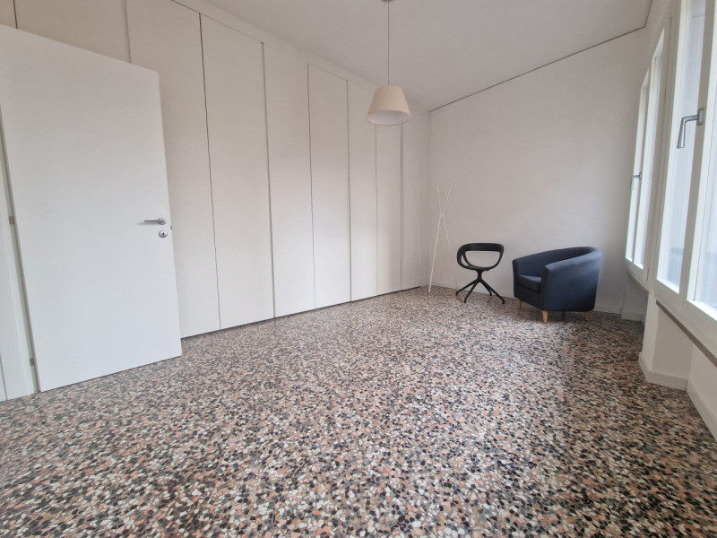 UBICAZIONE E CONTESTO

Nel cuore del centro storico di Vicenza, in Contrà San Pietro, a pochi pas...