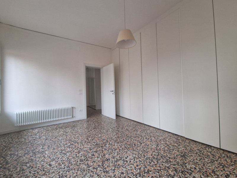 UBICAZIONE E CONTESTO

Nel cuore del centro storico di Vicenza, in Contrà San Pietro, a pochi pas...