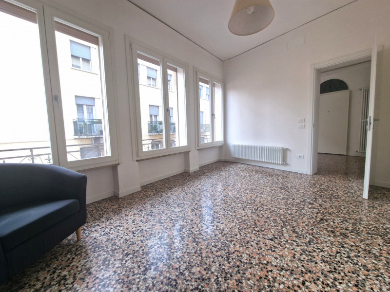 UBICAZIONE E CONTESTO

Nel cuore del centro storico di Vicenza, in Contrà San Pietro, a pochi pas...