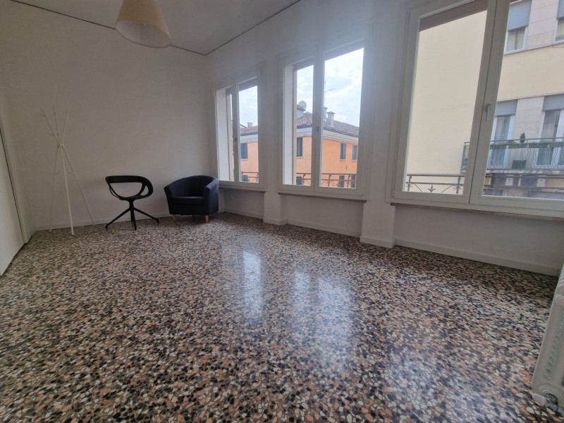 UBICAZIONE E CONTESTO

Nel cuore del centro storico di Vicenza, in Contrà San Pietro, a pochi pas...