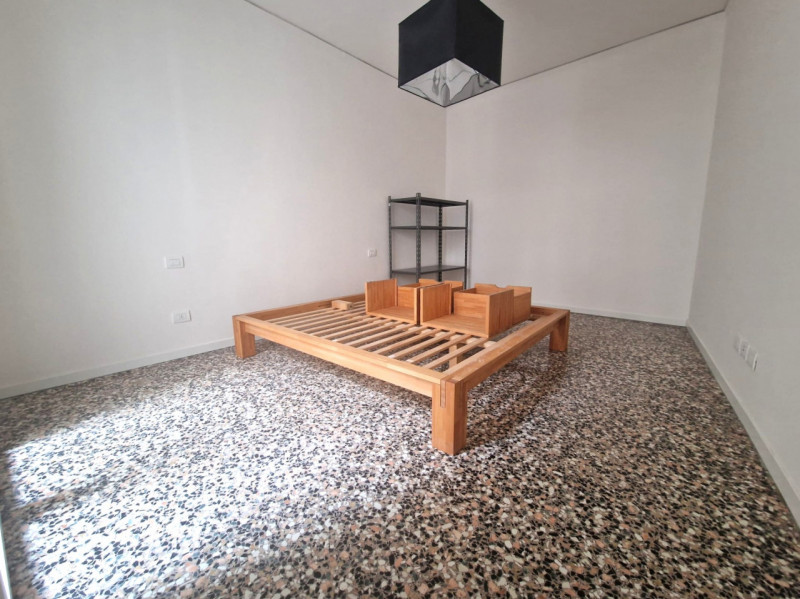 UBICAZIONE E CONTESTO

Nel cuore del centro storico di Vicenza, in Contrà San Pietro, a pochi pas...