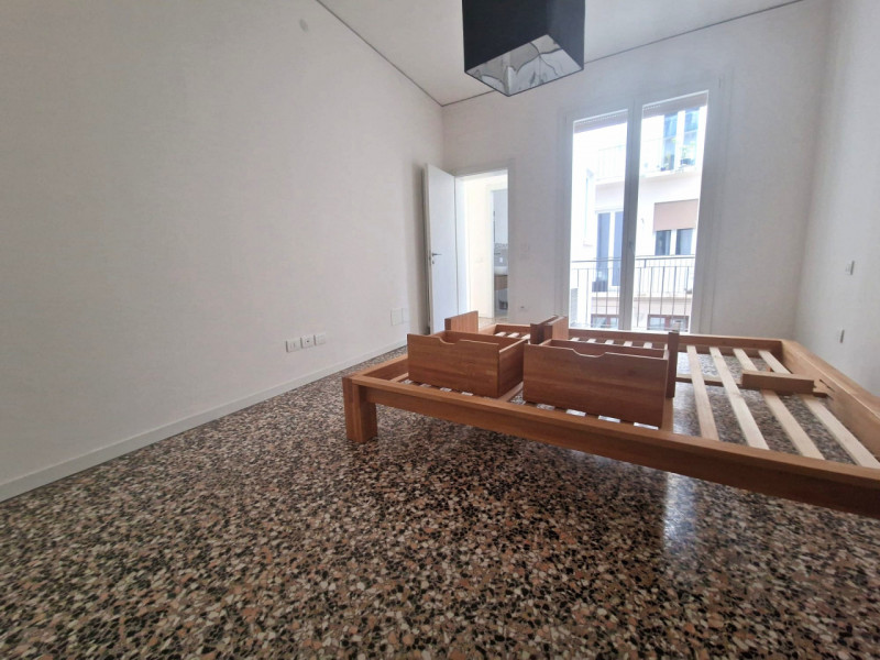 UBICAZIONE E CONTESTO

Nel cuore del centro storico di Vicenza, in Contrà San Pietro, a pochi pas...